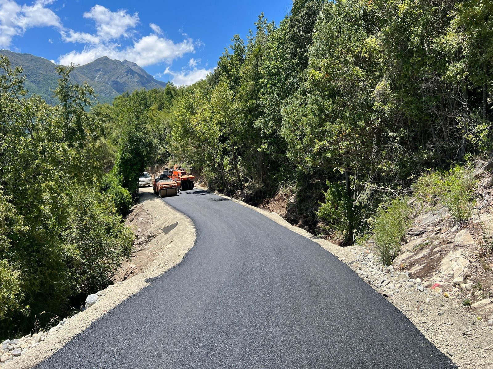 Avanza pavimentación del camino El Carbonero en Linares