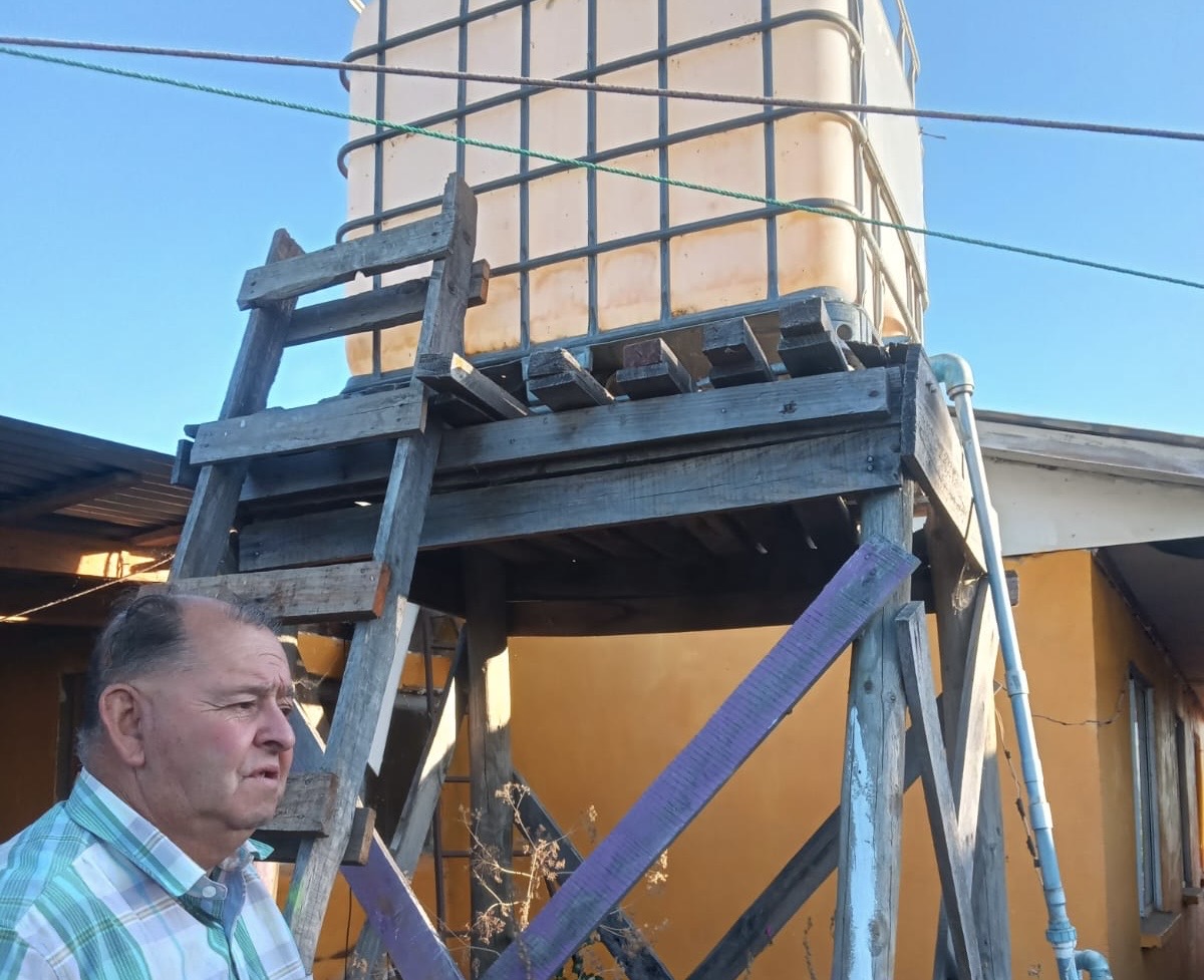 Adulto Mayor con discapacidad sin agua por negligencia municipal en Linares